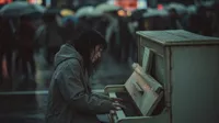 雨中的灰色鋼琴